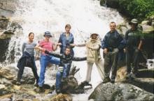 Переход через горый водопад в Гималаях